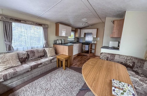 Hopton House | Great caravan at Breydon Water Holiday Park, ref 10086B