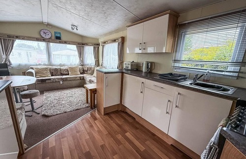 Hopton House | Great caravan at Breydon Water Holiday Park, ref 10086B