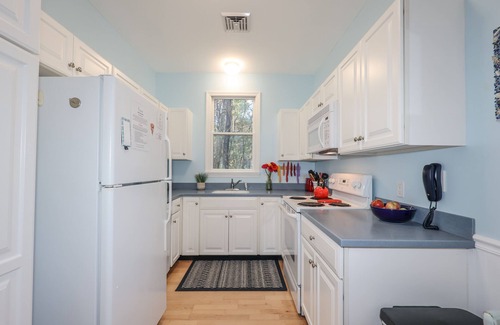 Moody Cottage | Great cottage in Summer Village with Central Air close to ocean!