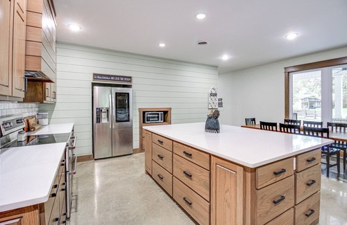 Lawrence County House | Great for Groups: Creekside Cabin in Loretto