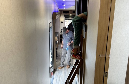 Graysville RV Rental | Great for the traveling crew to Robinson for work. Comes with everything needed!