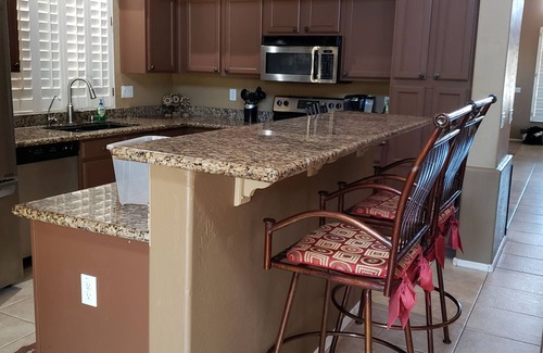 Chandler House | Great House with a jacuzzi, pool, outdoor fireplace & a large backyard!