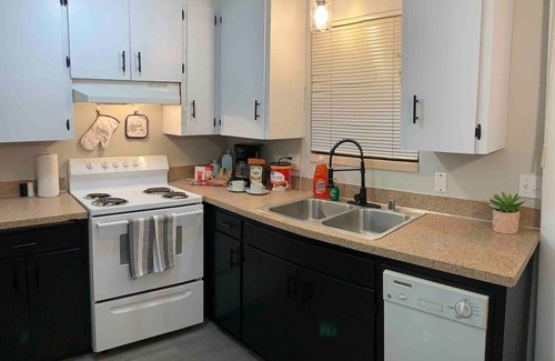 Puyallup Apartment | 😍GREAT LOCATION 2BD/1BTH UNIT W/PVT BACKYARD 😍