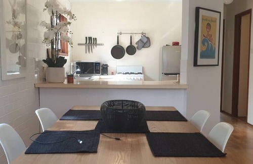 Lyneham Apartment | Great Location 2Bed 1Bath w/ Parking close to CBD