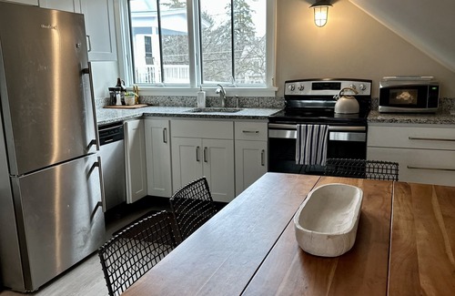 Middlebury - Warren Apartment | Great Location! Cozy Two Bedroom Apartment in the Heart of Middlebury