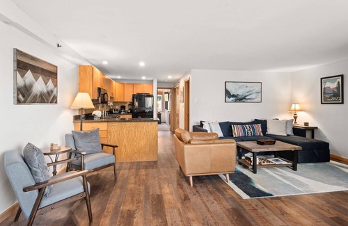 Snowmass Village Condo | Great Location In Snowmass! Outdoor Pool, Hot Tubs, Fitness Rm. Walk To Dining/Shops/Mtn/Concerts!