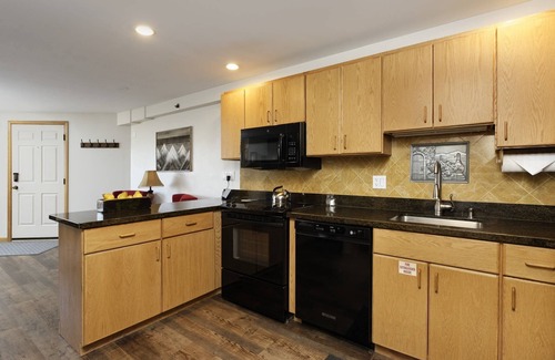 Snowmass Village Condo | Great Location In Snowmass! Outdoor Pool, Hot Tubs, Fitness Rm. Walk To Dining/Shops/Mtn/Concerts!