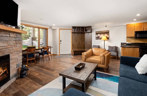 Snowmass Village Condo | Great Location In Snowmass! Outdoor Pool, Hot Tubs, Fitness Rm. Walk To Dining/Shops/Mtn/Concerts!
