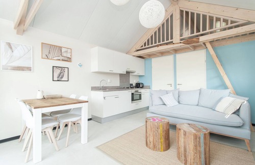 Bloemendaal House | Great lodge with a combi microwave, in Bloemendaal