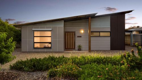 Goolwa Beach House | Great Ness Beach House - 10 Person Spa - Pet-Friendly - Netflix - Linen included