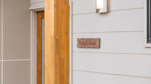 Goolwa Beach House | Great Ness Beach House - 10 Person Spa - Pet-Friendly - Netflix - Linen included