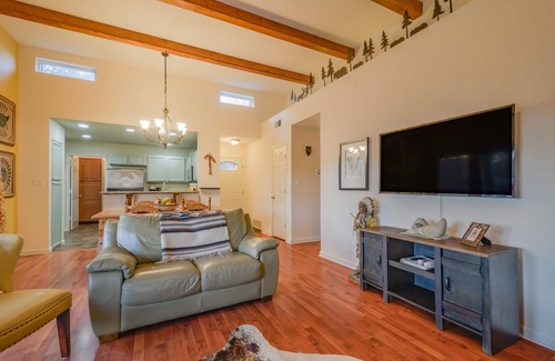 Oso Grande House | Great outdoor space- Free Loaner Bikes-Top Hiking Trails & Local Eateries