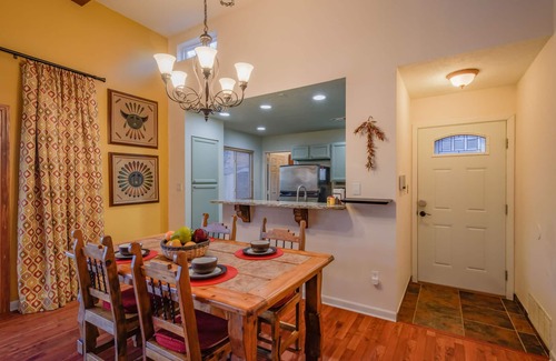 Oso Grande House | Great outdoor space- Free Loaner Bikes-Top Hiking Trails & Local Eateries