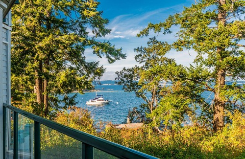 North Oyster House | Great Price ! Oceanfront , outdoor pool & hot tub Fall SPECIAL 155.00 a night