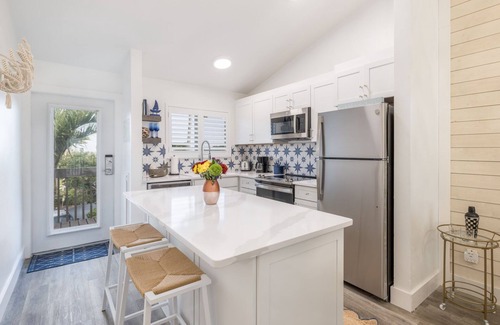 Captiva Apartment | Great Relaxing Overnight Stay! Onsite Restaurant and Bar, Free Parking, Pool