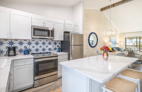 Captiva Apartment | Great Relaxing Overnight Stay! Onsite Restaurant and Bar, Free Parking, Pool