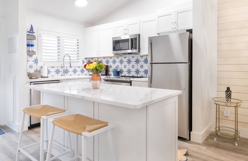 Captiva Apartment | Great Relaxing Overnight Stay! Onsite Restaurant and Bar, Free Parking, Pool