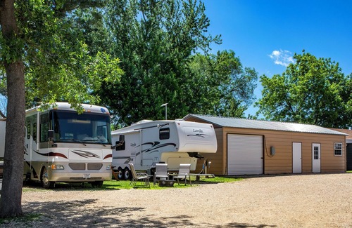 Buffalo City House | Great RIver Road Class A RV with campsite and full hookup on Mississippi backwaters