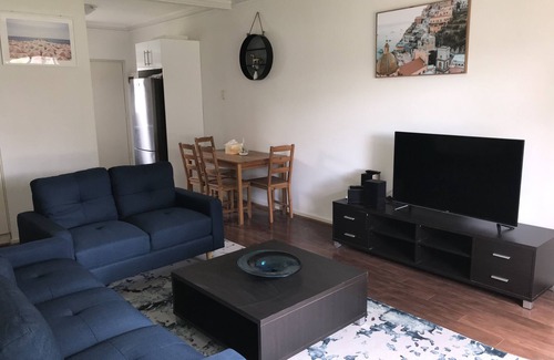 Gilberton Apartment | GREAT/SPACIOUS TWO BEDROOM GROUND FLOOR UNIT ONLY 5 MINUTES FROM THE CITY!