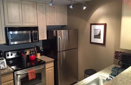 Porta D'italia Condo | Great Top-Floor Condo Heart of Little Italy -Secure Parking