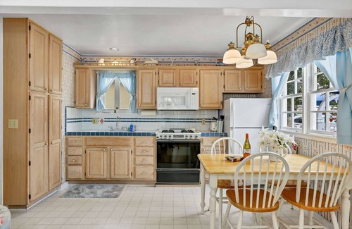 Balboa Island Cottage | Great Value! Classic Cottage on Balboa Island, Walk to Beach/Marine Ave, Corner Lot, Spacious Patio