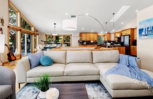 Puget Sound House | Great Views! Sleeps 10, Beachfront Hood Canal, Olympic NP, Kayaks, Game Room