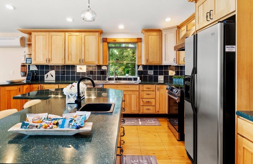 Puget Sound House | Great Views! Sleeps 10, Beachfront Hood Canal, Olympic NP, Kayaks, Game Room