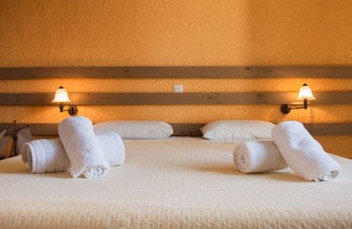 Vagia Hotel | Greek Tradidional Hotel under the ancient temple of Aphaia.