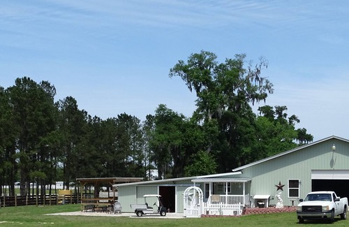 Citra Apartment | Green Acres Barn Apartment.sleeps 2 comfortably but will sleep 4.