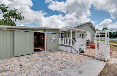 Citra Apartment | Green Acres Barn Apartment.sleeps 2 comfortably but will sleep 4.