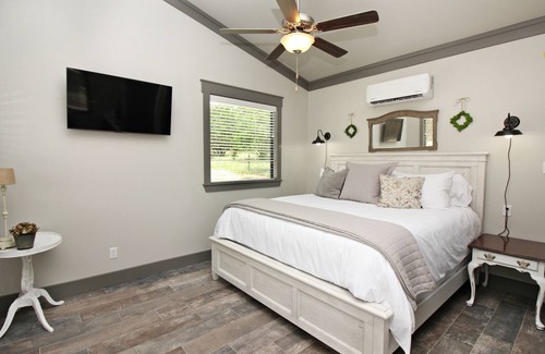Wimberley Cottage | Green Acres Cottages Gruene - New Affordable Suite Near Wedding Venues!