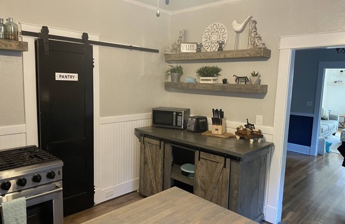 Aiken House | Green Acres - Putting Green, King Bed, Close to Downtown