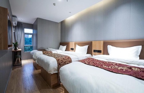 Baoshan Hotel | Green Alliance Baoshan Shanghai University Qihua Road Metro Station