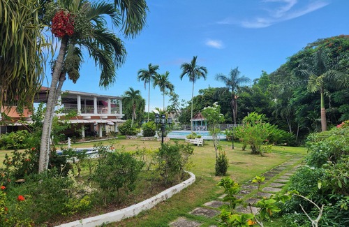 Runaway Bay Villa | Green Creek Oasis 5-bed, sleep 12, Villa with AC, WiFi, Pool and Beachn