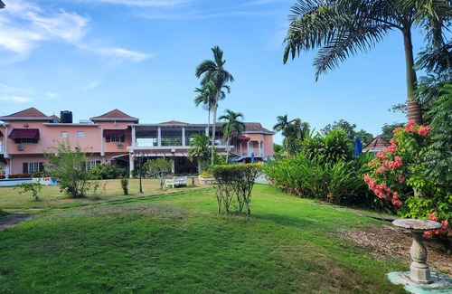 Runaway Bay Villa | Green Creek Oasis 5-bed, sleep 12, Villa with AC, WiFi, Pool and Beachn