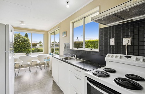 Carterton House | Green Grove - Carterton Holiday Home