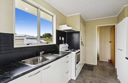 Carterton House | Green Grove - Carterton Holiday Home