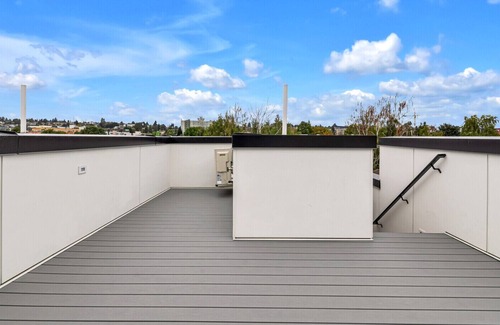 Green Lake House | Green Lake 4-Level 2BR Townhome w Rooftop Deck