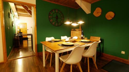Fluorn Apartment | Green Loft Schwarzwald - Dach-Balkon-Musik-Ecke