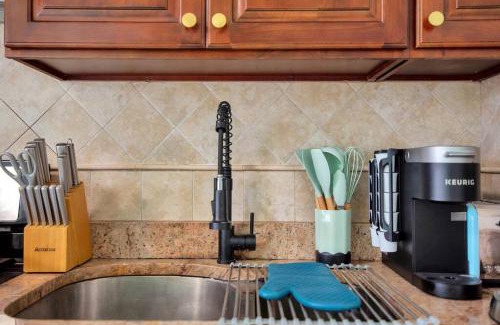 East Rock Apartment | Green N' Groovy in the Heart of East Rock Near DT, Yale