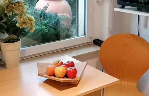 Marzahn-Hellersdorf House | Green oasis in Berlin Biesdorf holiday home