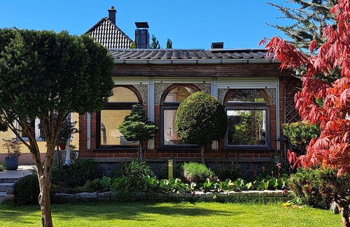 Marzahn-Hellersdorf House | Green oasis in Berlin Biesdorf holiday home