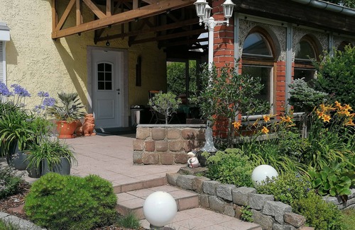 Marzahn-Hellersdorf House | Green oasis in Berlin Biesdorf holiday home