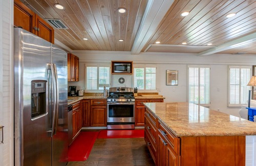 Hope Town House | Green Shutters: Charming 19th-Century Cottage in the Heart of Hope Town