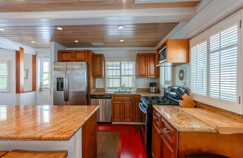 Hope Town House | Green Shutters: Charming 19th-Century Cottage in the Heart of Hope Town