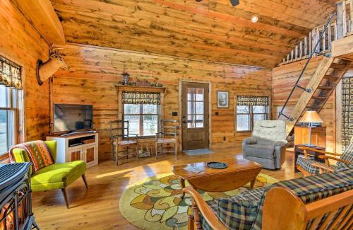 Greenfield House | Greenfield Cabin with Screened-In Porch and Fire Pit!