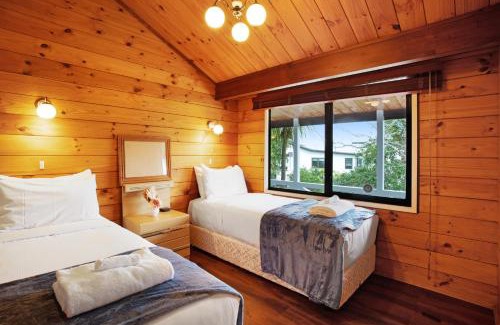 Greenhithe House | Greenhithe Hidden Gem with Sea Views and Parking