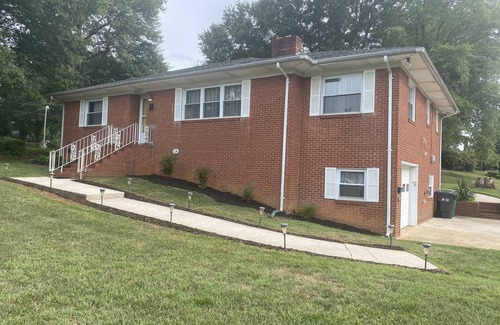 Toddville Road House | Greenhouse Studios very cozy and minutes from Uptown, Airport, Whitewater Center