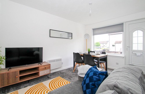 Motherwell House | Greenside Getaway Newarthill