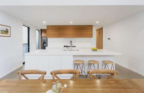 Ocean Grove House | Greenview Luxe - Sleeps 7 - Deck & Firepit
